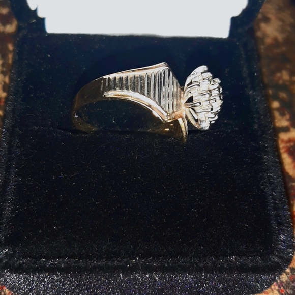 Ladies yellow and white gold diamond ring..gorgeous. - Picture 3 of 4
